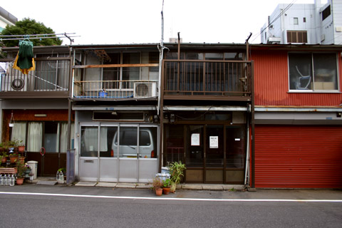 東本願寺参道商店並びの車＠西浅草1.jpg