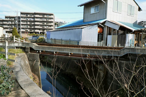 5.奈良川を跨ぐコンクリート橋.jpg